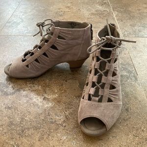 Earth Aurora size 10 taupe grey suede summer boots
